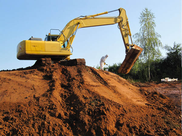 Bagger auf der Deponie